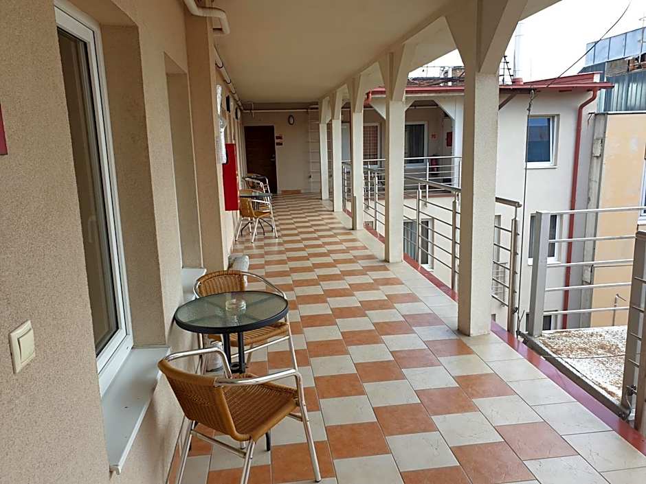 Six Inn Hotel