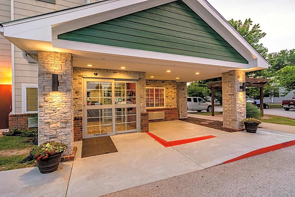 HomeTowne Studios & Suites Bentonville