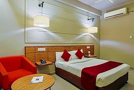 Max Queen Room