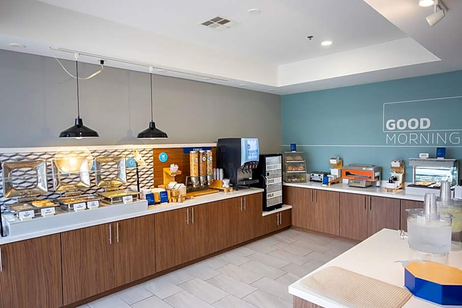 Holiday Inn Express and Suites Wichita Airport By IHG