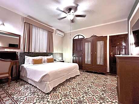 Deluxe King Studio