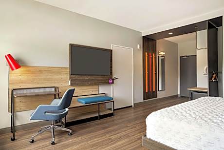 1 King Mobility/Hearing Acc Roll In Shower