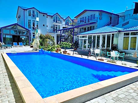 Laguna Beach Club Bazaleti Lake