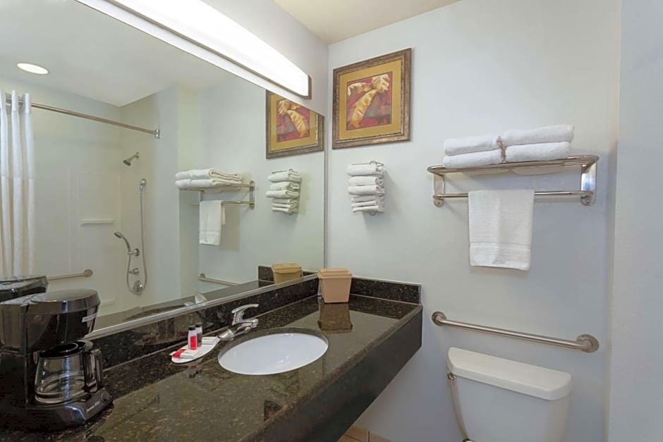 Days Inn & Suites by Wyndham Lakeland