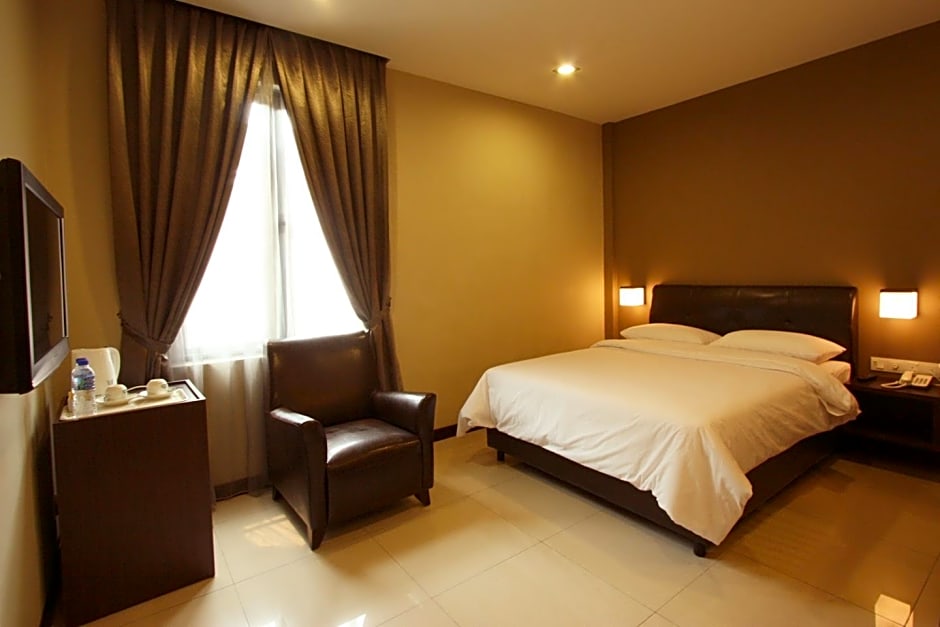 Capital O Rail Hotel