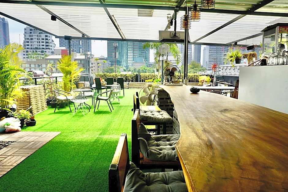 Hash Apartment Silom Soi 3 triple room