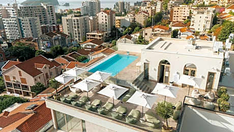 Infinity Hotel & More