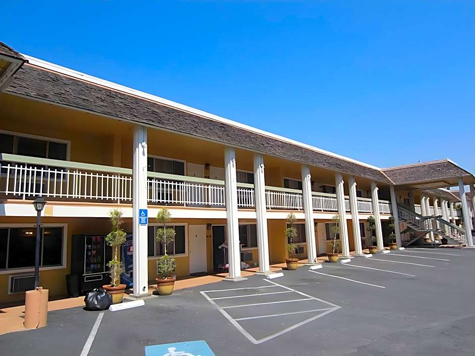 Caravelle Inn & Suites