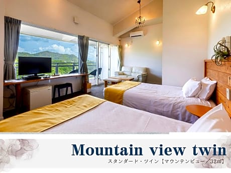 Standard Twin Room with Mountain View