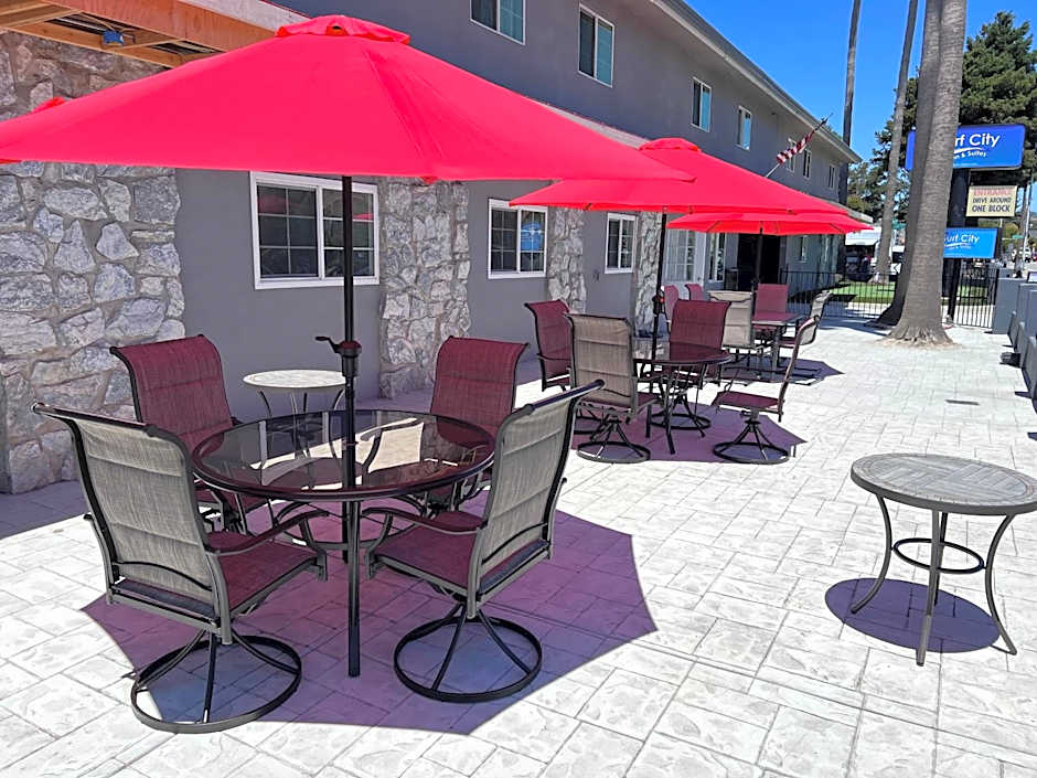 Surf City Inn & Suites