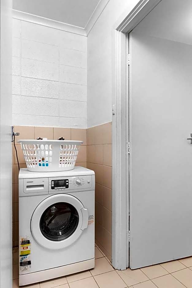 Renovated 1BR Unit CBD Parking Wi-Fi South Tce