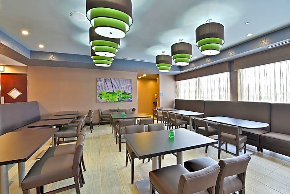 Wyndham Garden Elk Grove Village / O'Hare