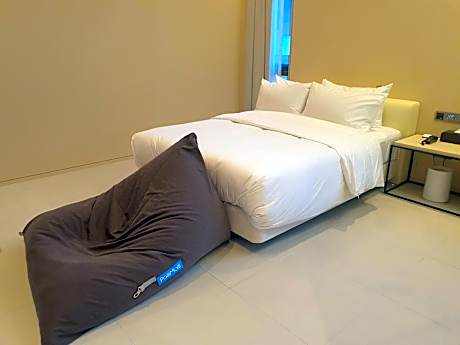 Prestige - 16:00 Check-in, Simmons Mattress, UHD Smart TV, OTT Free, Bathtub for Two