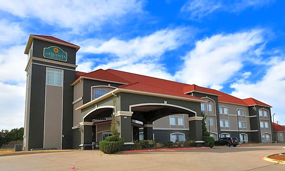 Photo 1 of 50 of La Quinta Inn & Suites by Wyndham Glen Rose