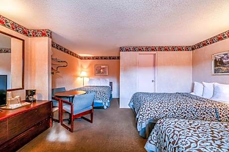 1 King Bed & 1 Full Bed Smoking