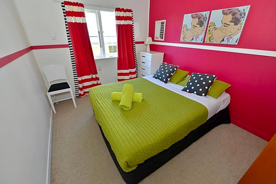 Ducks & Drakes Boutique Motel & Backpackers