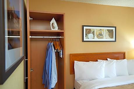 Deluxe Queen Room with Sofa Bed - Ground Floor - Pet Friendly