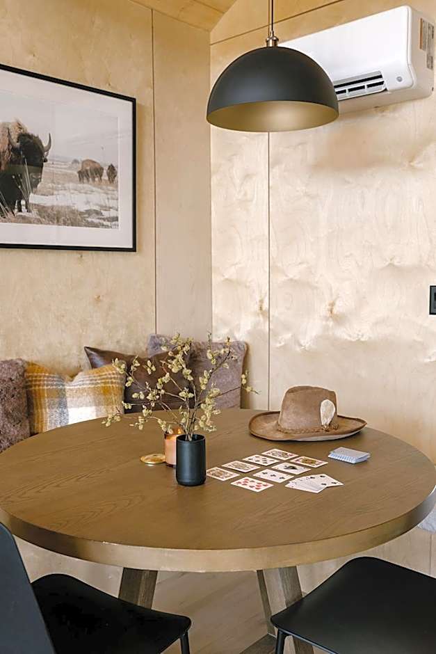 Yellowstone Peaks Hotel