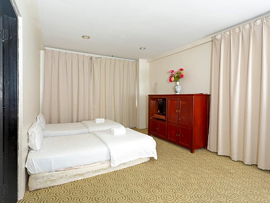 OYO 89619 De Choice Hotel