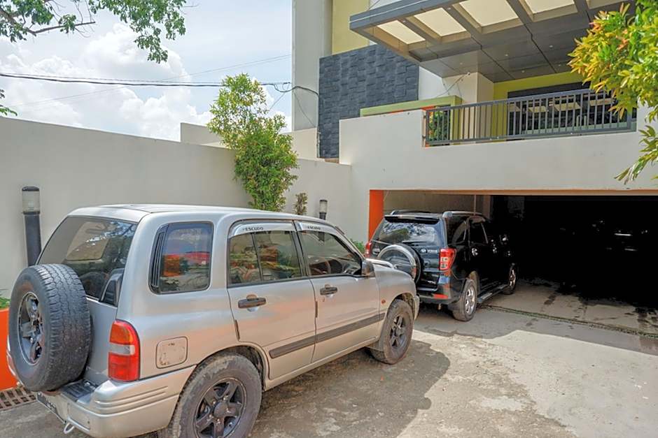 RedDoorz Plus near Hotel Benua Kendari