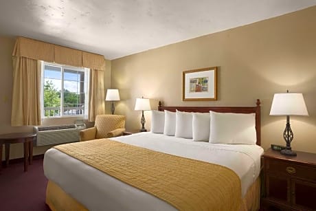 SUITE, QUEEN BED