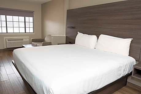 Comfortable Guest Room With 1 King Bed. Smoking Pemitted.