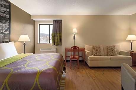 Queen Studio Suite - Non-Smoking