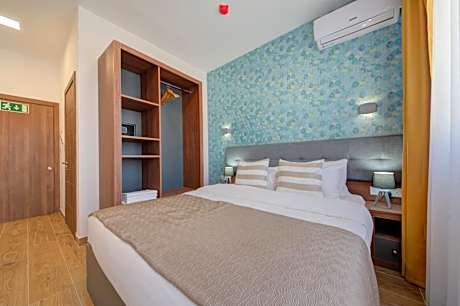 One-Bedroom Apartment with Balcony