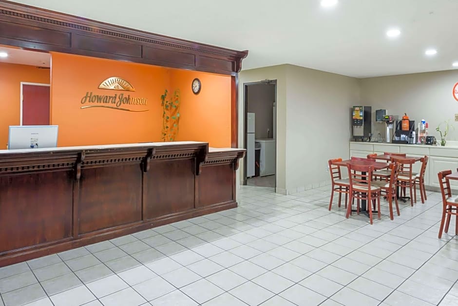 Howard Johnson by Wyndham Iowa LA