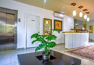 12 Bees Hotel