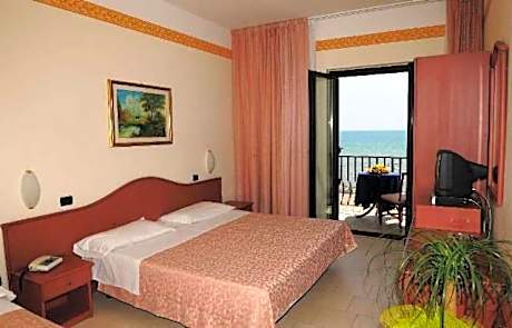 Double or Twin Room with Sea View