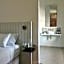 Garde and Warders Hotel
