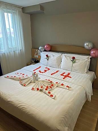 WH - Holiday Theme Room