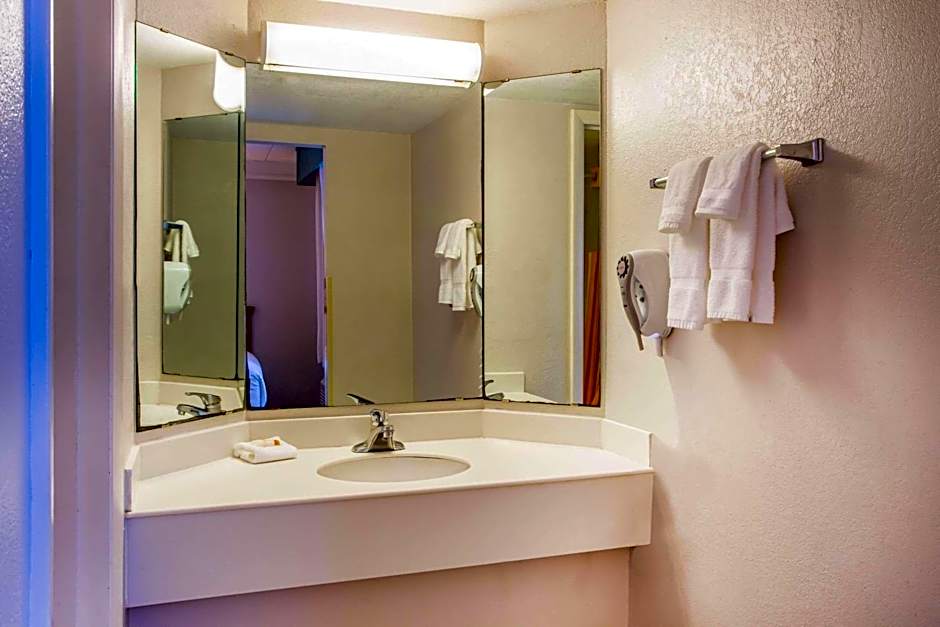 La Quinta Inn & Suites by Wyndham Norfolk Virginia Beach
