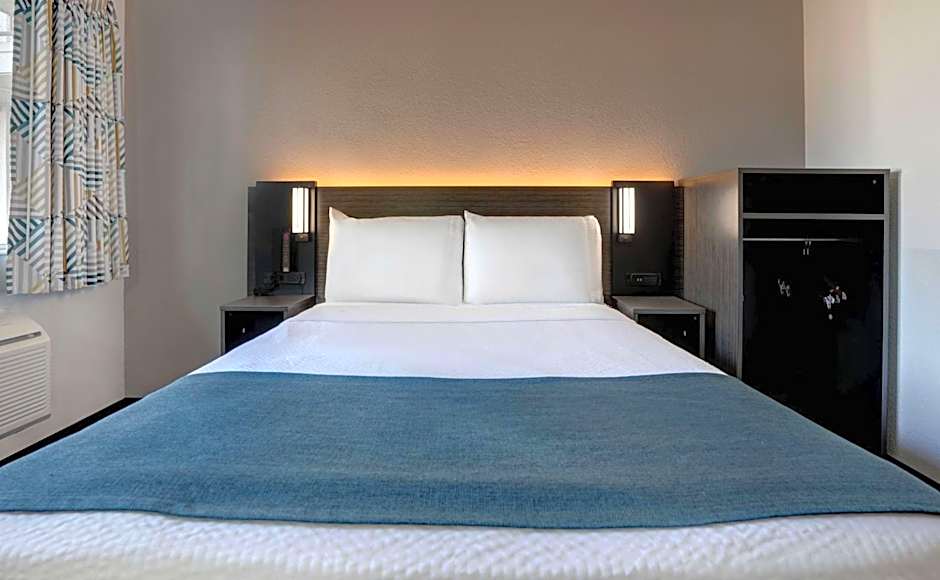 Motel 6-Bakersfield, CA - South