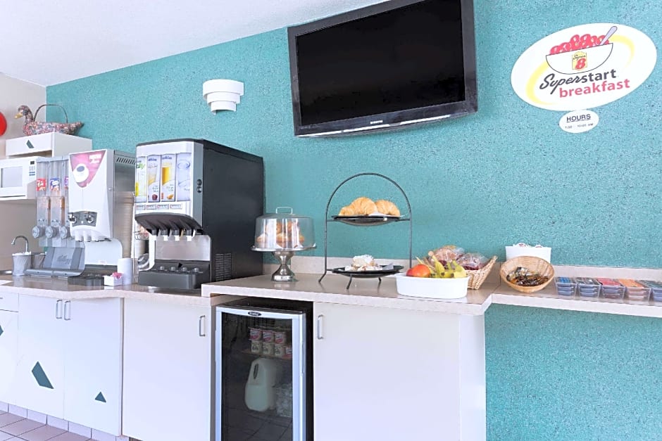 Super 8 by Wyndham Golden