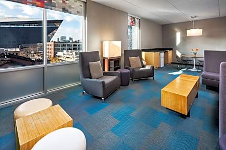 1 Bedroom Suite, 1 King, City view, High floor