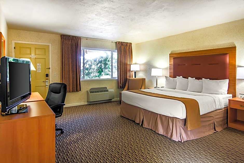 Quality Inn & Suites At Coos Bay