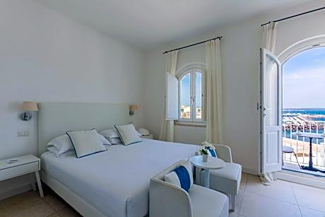 Deluxe Double Room with Side Sea View