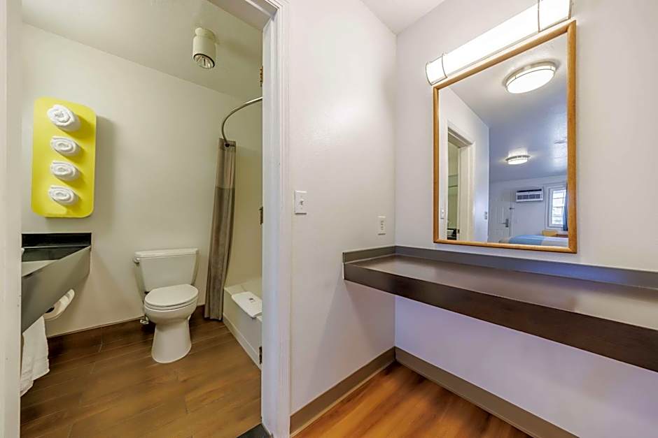 Motel 6-Canby, OR