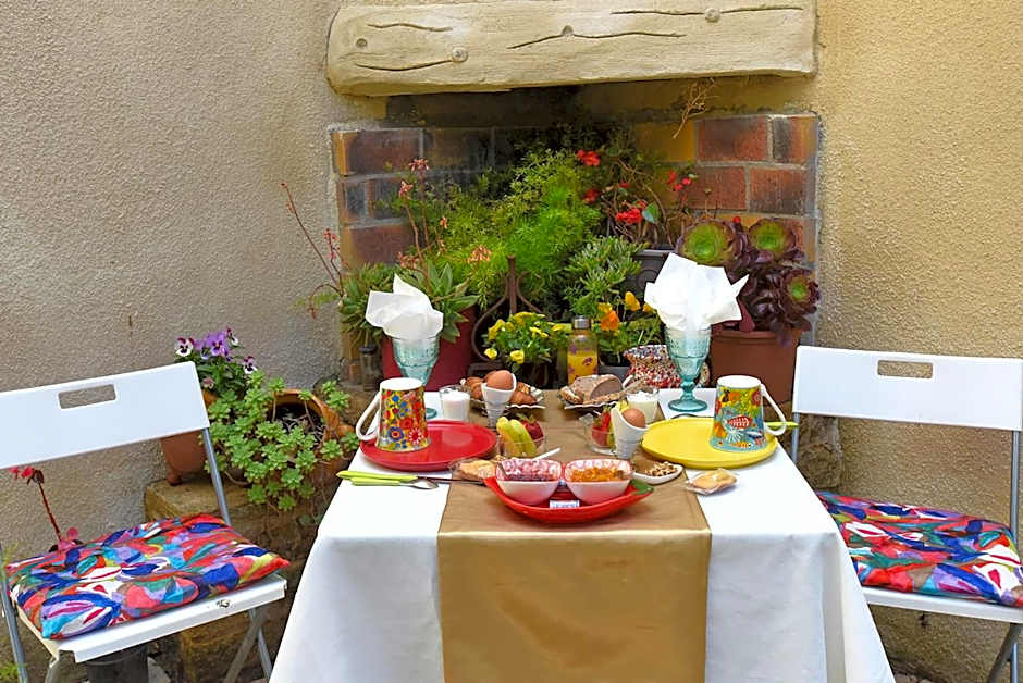 L'AMARILYS chambre d'hôte au coeur du village, terrasse avec vue sur le château