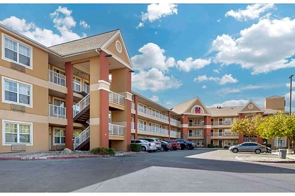 Studio 6 Suites Fresno North CA