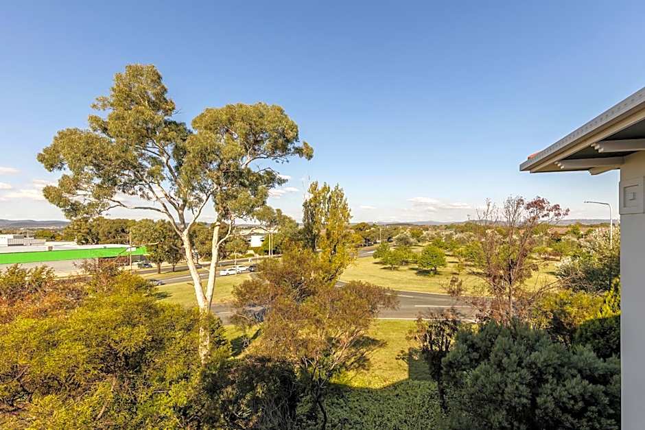 Ramada by Wyndham Diplomat Canberra