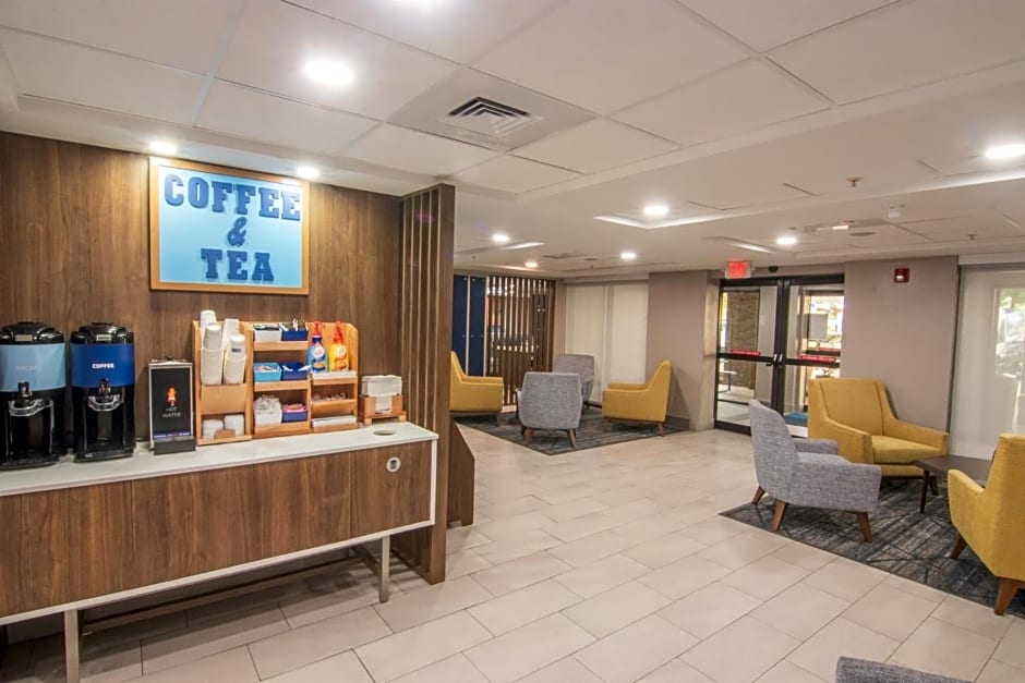 Holiday Inn Express and Suites Fort Lauderdale Airport West