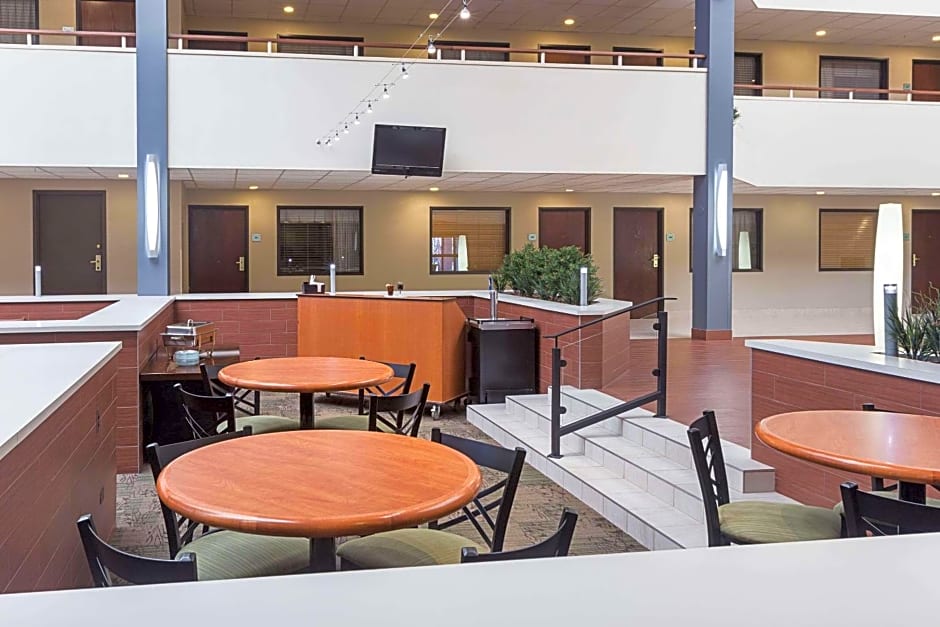 Quality Suites Lansing