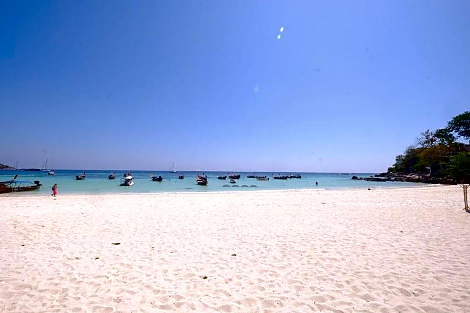 DAYA Beach, Lipe local