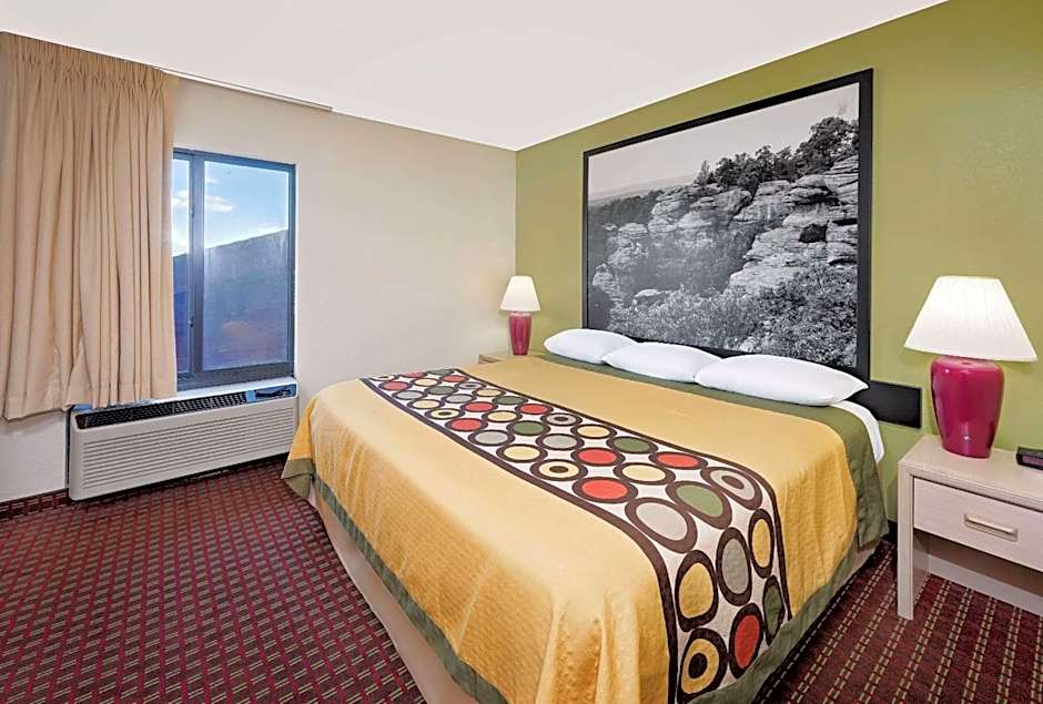 Super 8 by Wyndham Metropolis