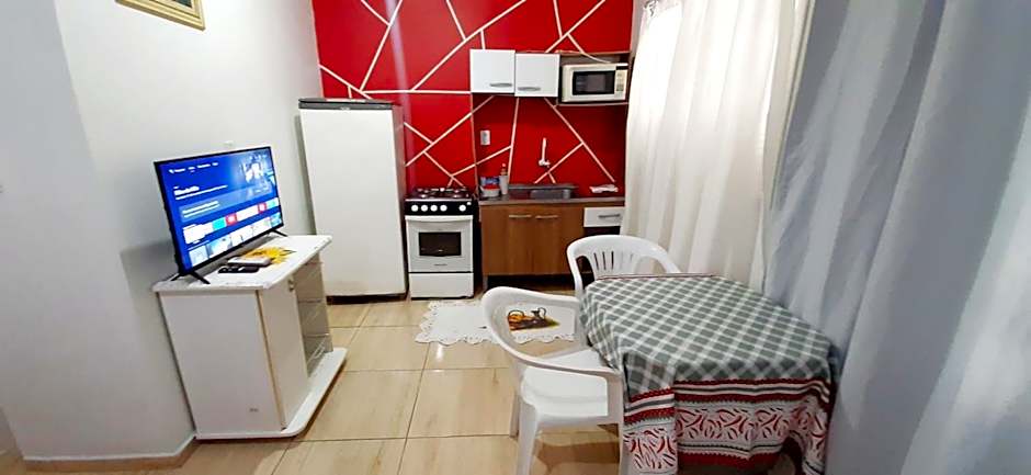 KITNET S2 em TORRES-RS - Na mais bela praia Gaúcha - Cozinha - Banheiro - Ar condicionado - TV smart 32' - Wi-Fi - Estacionamento - Anfitriã Superhost no BnB