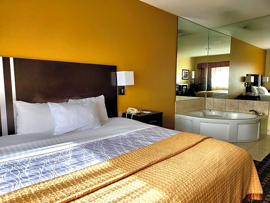 Days Inn & Suites by Wyndham Sam Houston Tollway