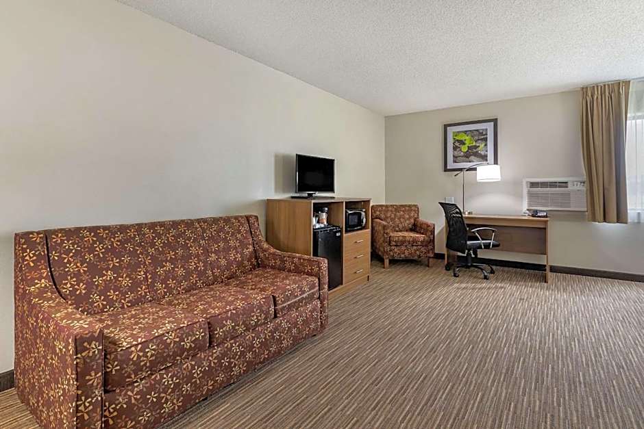 Photo 1 of 3 of Executive Suite